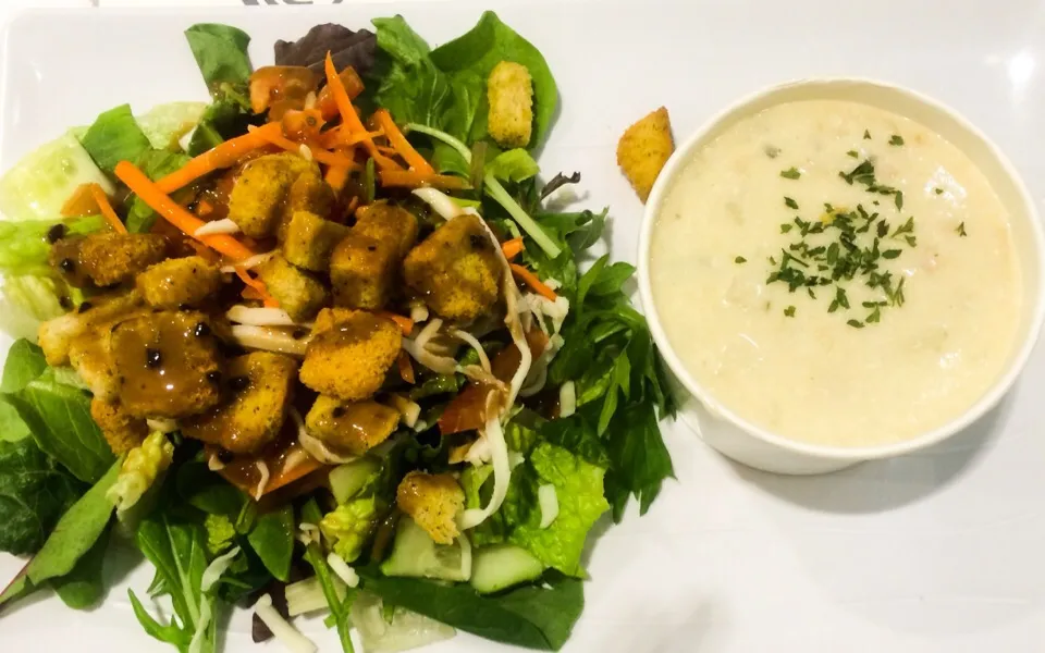 Clam Chowder and Salad from Paris Baguette|sooprcoolchicaさん