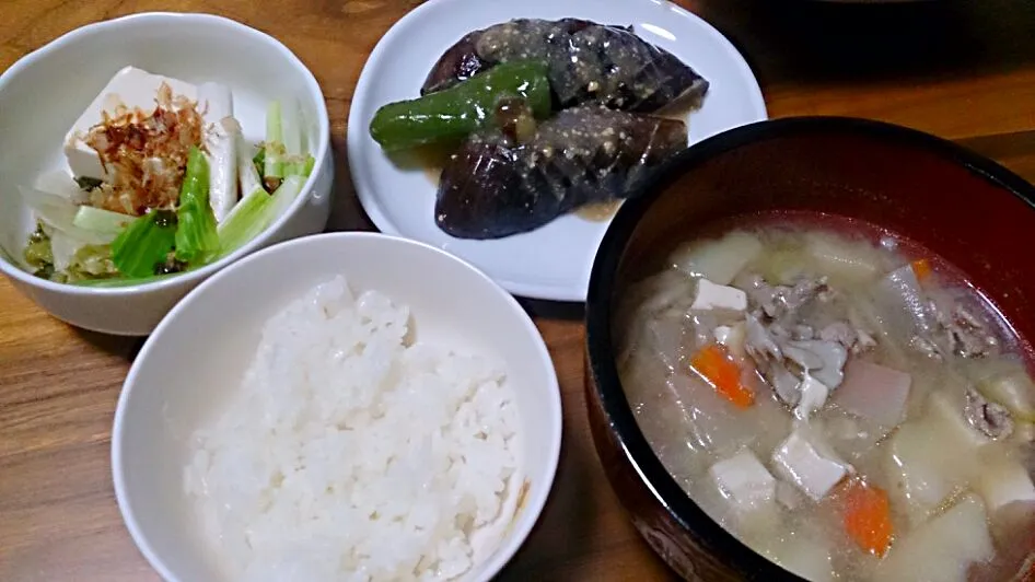 メインは豚汁！あとはなすとピーマンの味噌煮、うるいのおひたし、湯豆腐の残り。|みんさん