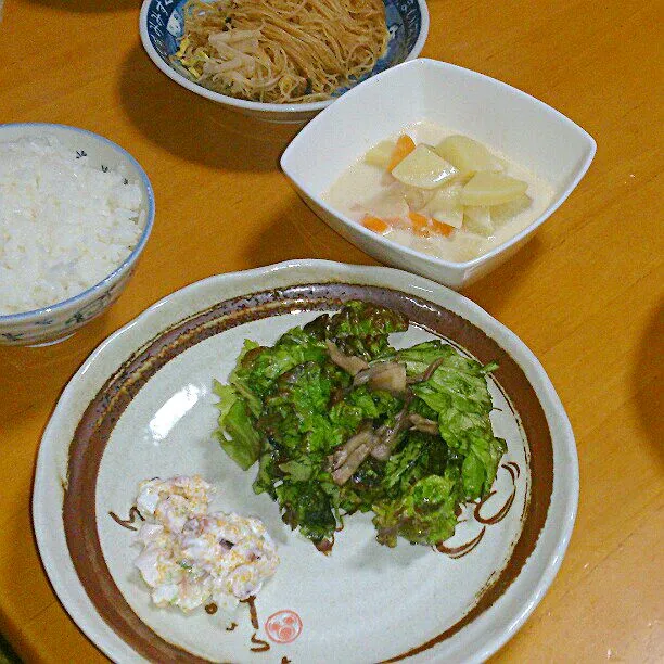 夕食
鮭のミルクスープ
サニーレタスと舞茸のサラダ|ふみぃさん