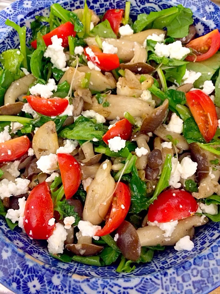 Combination salad with sautéed garlic shimeji mushroom and cottage cheese|Kumiewさん