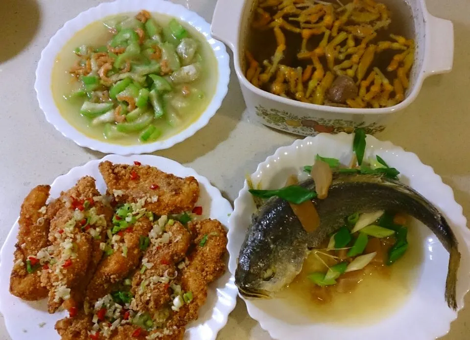 菜埔蒸魚+酥炸雞柳條+蝦米絲瓜+金針排骨湯|Emily Yangさん