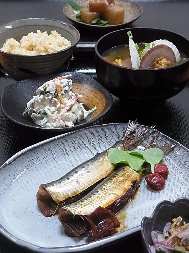 今晩は、いわしの梅干し煮、鱧皮と胡瓜の酢の物、白和え、こんにゃくのかか煮、帆立の味噌汁、玄米ご飯

春メニューで白いご飯が続きましたが、久しぶりに玄米ご飯も美味しいものです。
玄米ご飯には素朴なものが良く合います。お漬物だけでもいい位ですが、綺麗な鰯とベビーホタテに出会ったので、ちょっと旨味も足して、干し椎茸とあたり胡|akazawa3さん