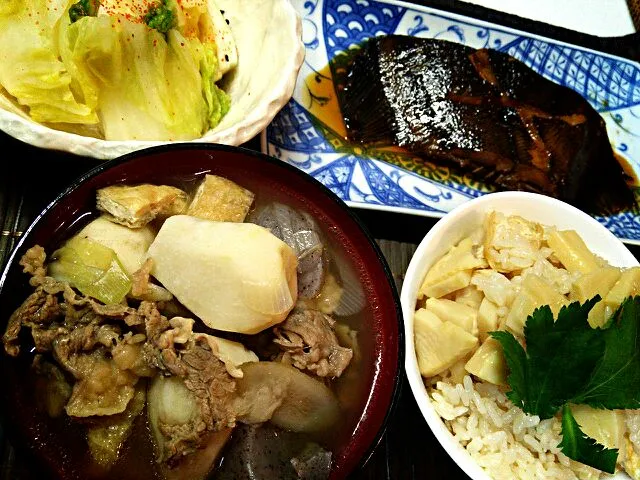 今日の夜ご飯は、筍の炊き込みご飯、芋煮汁、市販の白菜のお新香、子持ちカレイの煮付け～♪|Kashimanakitchenさん