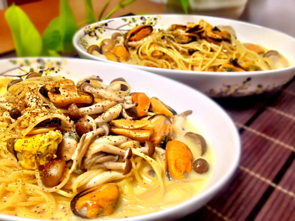 Spaghetti cream soup with shimeji mushrooms and lots of mussles|Kirk Awiamさん