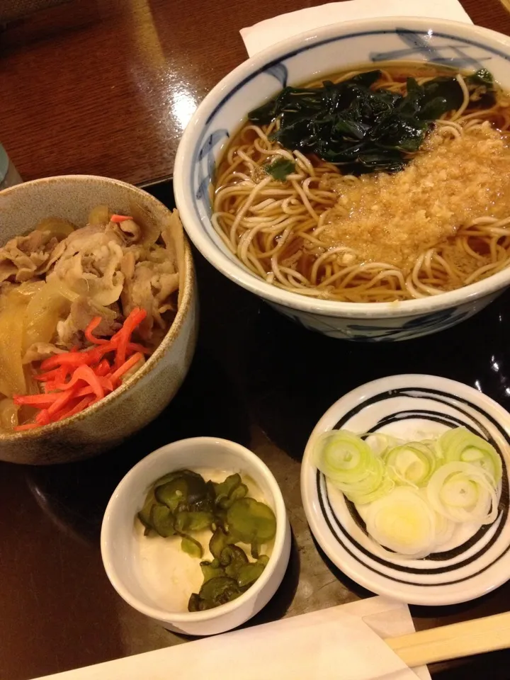 ミニ牛丼とたぬきそば|おてんき小僧さん