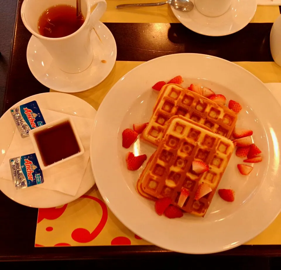 Waffle with sweet honey and fresh strawberries; sunshine for free.|kiaさん