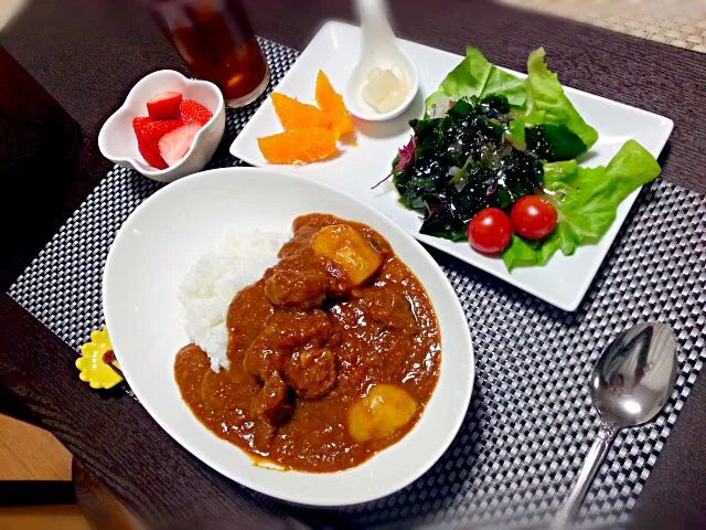 Snapdishの料理写真:牛すね肉とゴロゴロジャガイモカレー
サラダ菜と海草サラダ
らっきょう
甘夏とイチゴ|rinkoさん