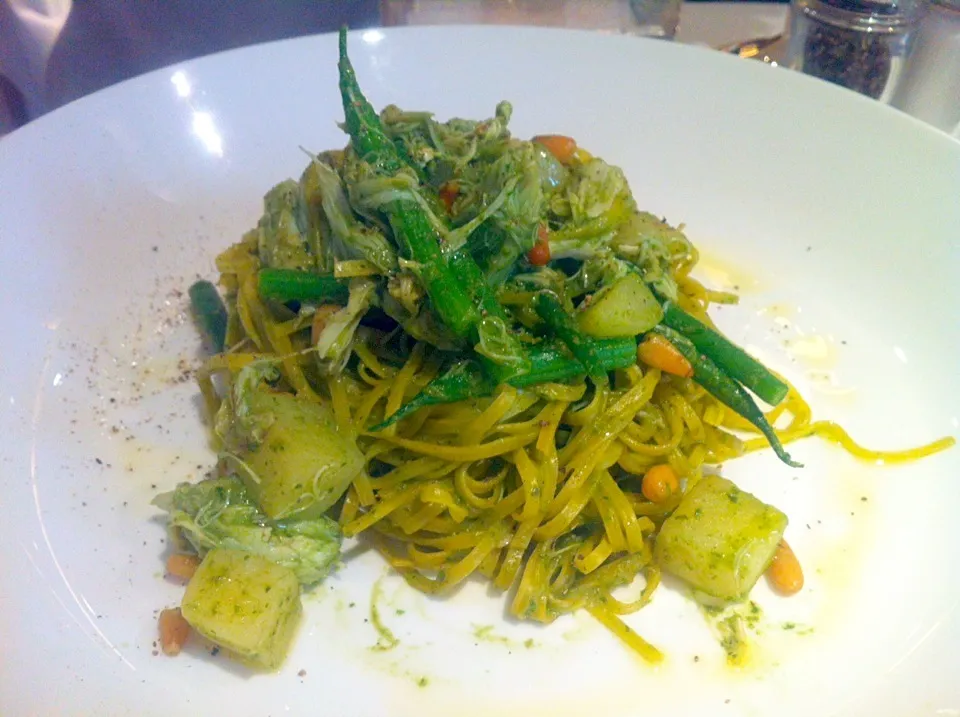 Tagliolini with sautéed crab, handmade basil pesto sauce, fine beans, chopped potatoes & roasted pine-nut|skyblueさん