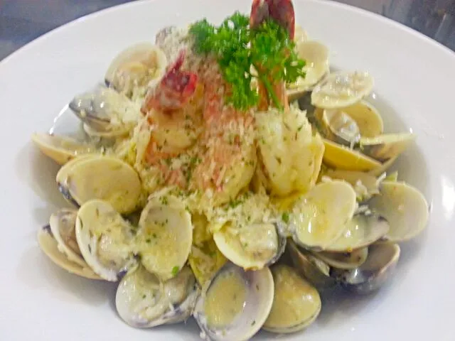 Clams and Giant Prawns Pasta in Creammy White Clam sauce|Alex Smooth @ Gourmet deli (Siam Paragon)さん