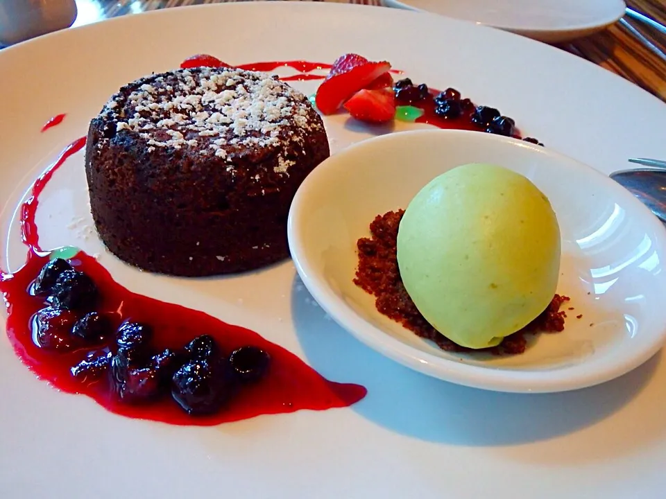 Chocolate lava with pistachio icecream|jaszminnyさん