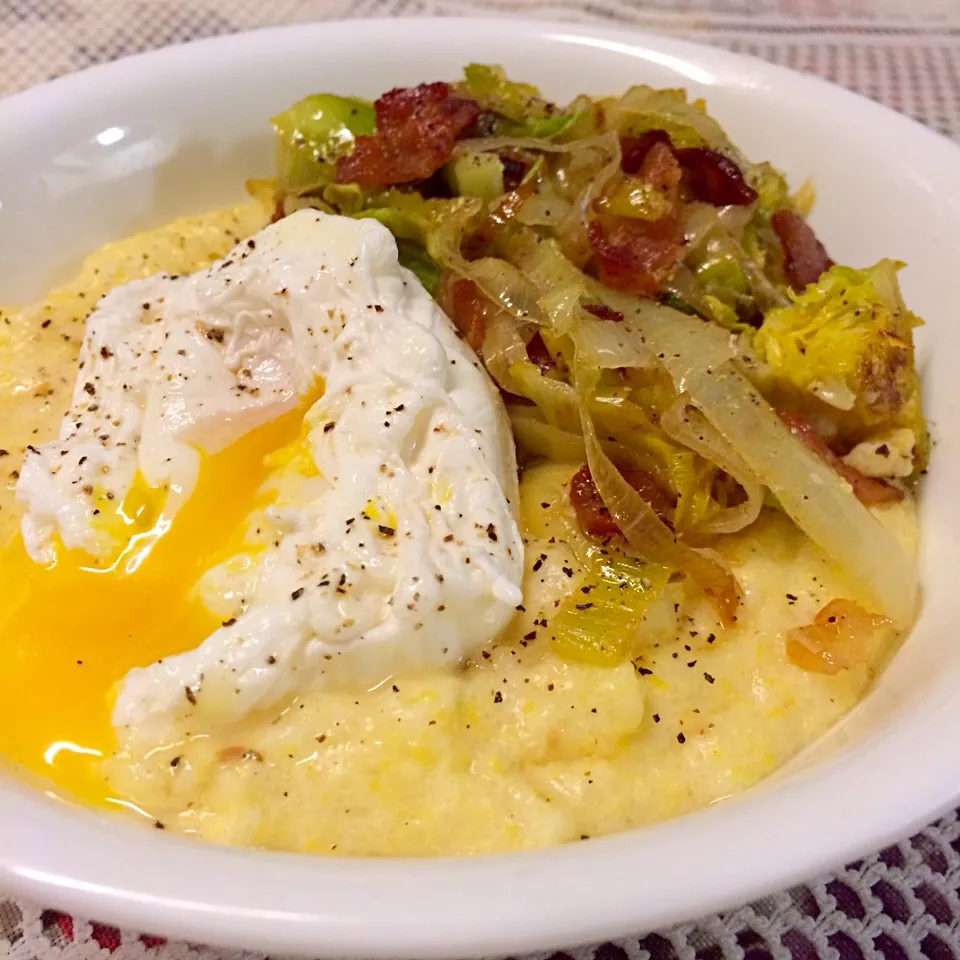 Creamy polenta, leeks, bacon, Brussels sprouts, poached egg|Arinさん