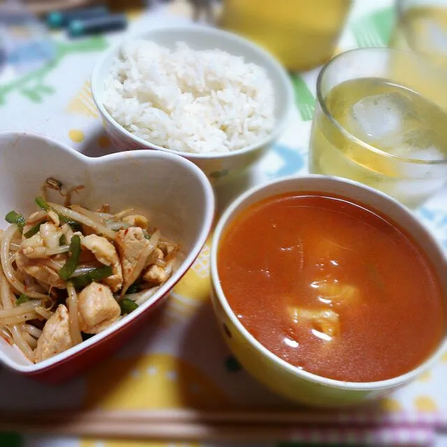 肉と野菜のピリ辛炒め&鶏むねのトマト煮込みスープ|makiさん