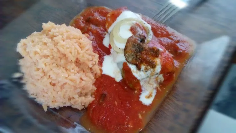 Snapdishの料理写真:Calabacitas rellenas en salsa de tomate con champiñón acompañada con arroz|Javier Rdz.さん