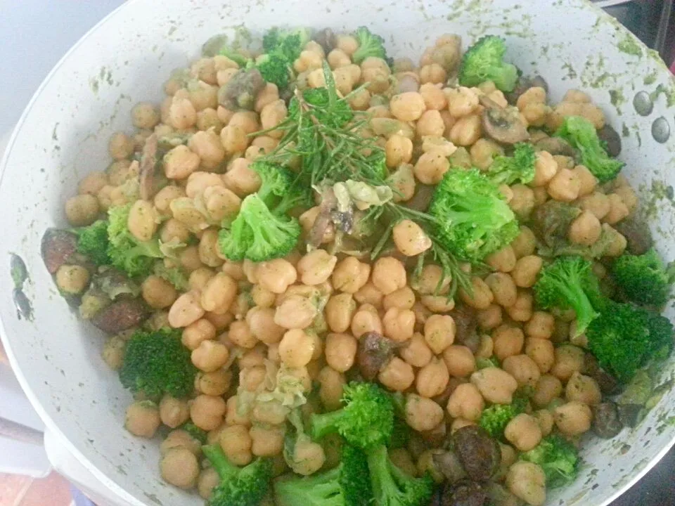 Chickpeas with sauce of broccoli, broccoli, mushrooms, rosemary and a touch of balsamic vinegar.|Sandrokan972さん