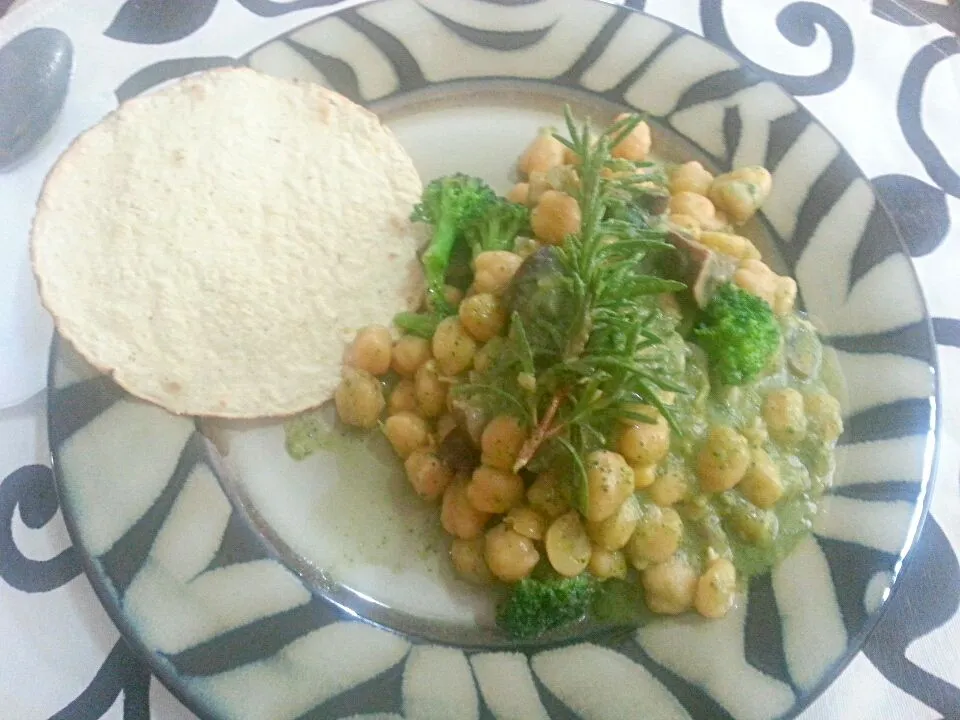 Chickpeas with sauce of broccoli, broccoli, mushrooms, rosemary and a touch of balsamic vinegar.|Sandrokan972さん