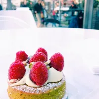 Snapdishの料理写真:Pistachio cake with raspberries|asiayuuuさん