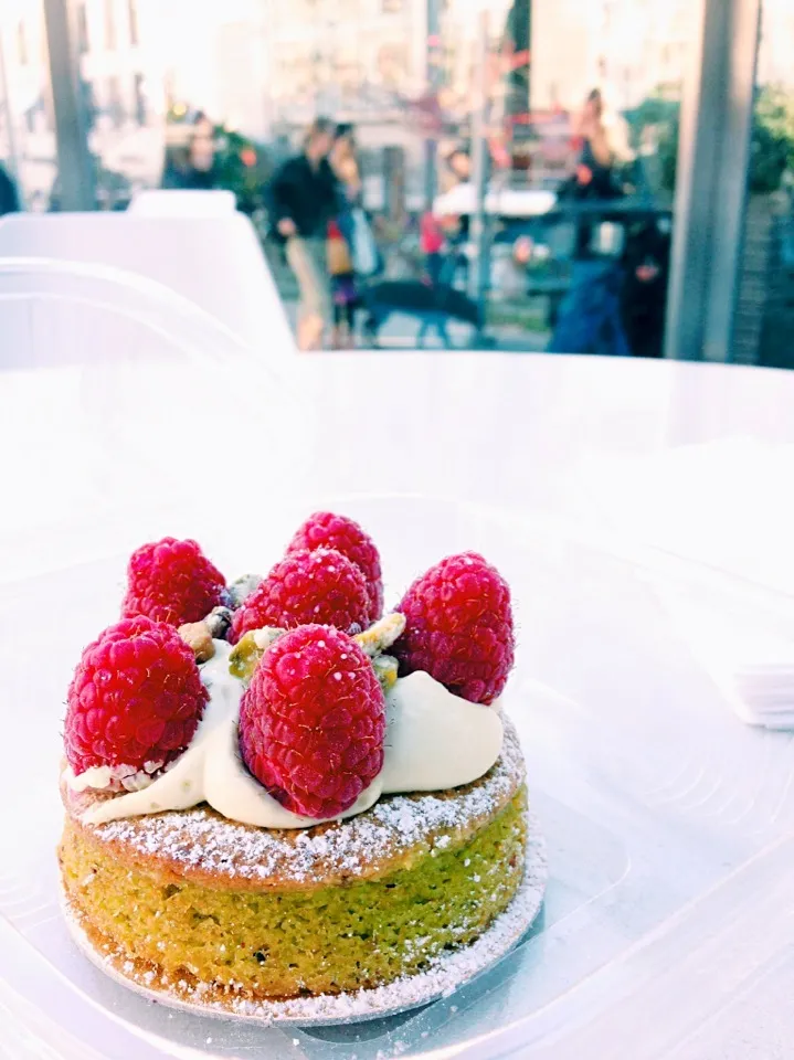 Snapdishの料理写真:Pistachio cake with raspberries|asiayuuuさん