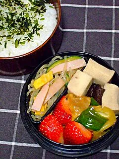 お弁当（もみわかめかけご飯、回鍋肉、春雨中華サラダ、高野豆腐と干し椎茸の煮物、いちご）|すーさん