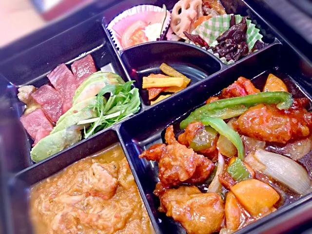 鶏の甘酢あんとマグロとアボカドとラタトゥイユの特製お弁当(笑)|Yuka Nishizawaさん