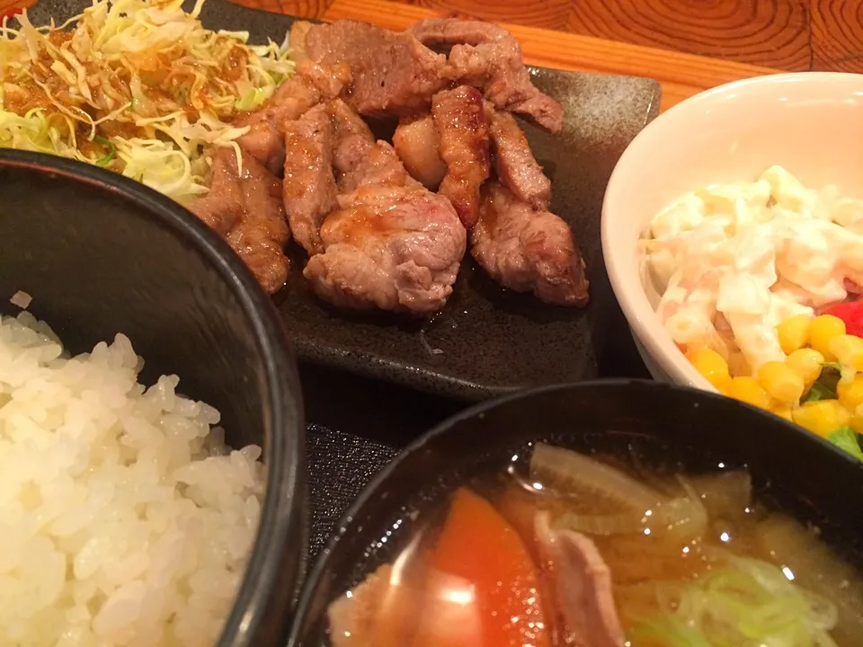 Snapdishの料理写真:トンテキ(150g)定食。もりもり食べる。|liccaさん