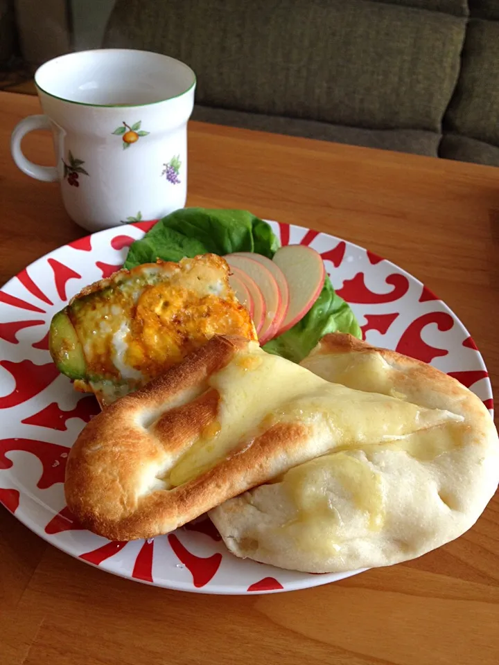 みちゃこさんのFried egg in avocado チーズのせナン添え|さちこ(さがねっち)さん