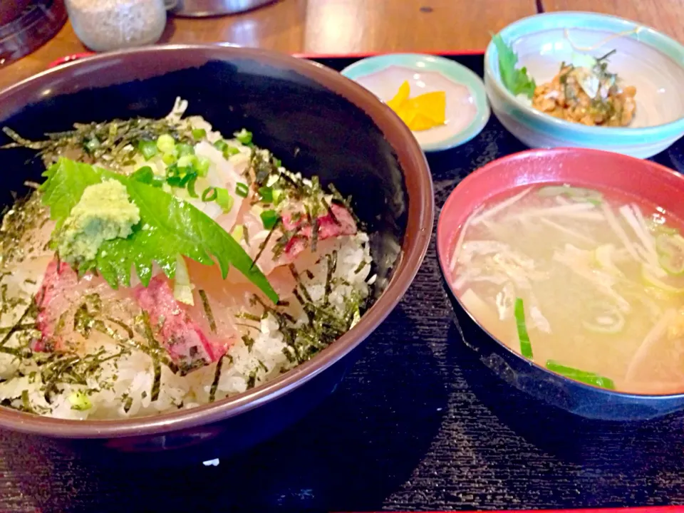 Snapdishの料理写真:ヒラマサ丼🐟|おかっぴーさん