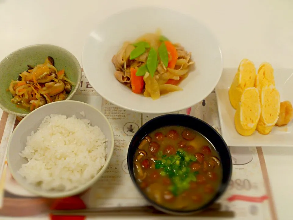 Snapdishの料理写真:肉じゃが 切り干し大根 だし巻き いりこだしなめこ味噌汁 鍋炊きご飯|にゃろめさん