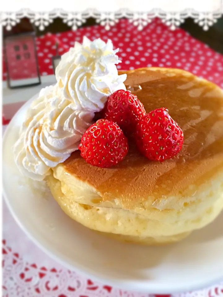 Snapdishの料理写真:さくちんさんの料理 ホットケーキミックスでフワフワホットケーキ⭐️|にこさん