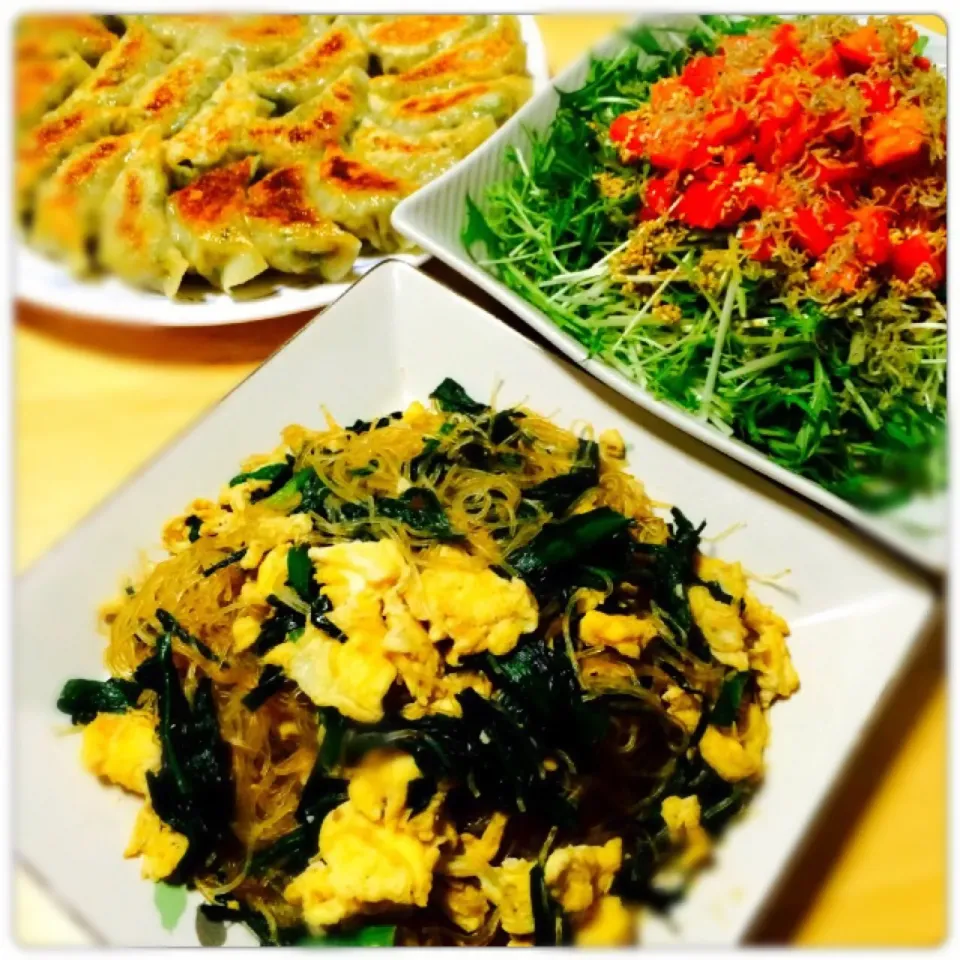 ✳︎春雨ニラ玉✳︎水菜とトマトのカリカリじゃこサラダ✳︎再び焼き餃子|こまあずさん