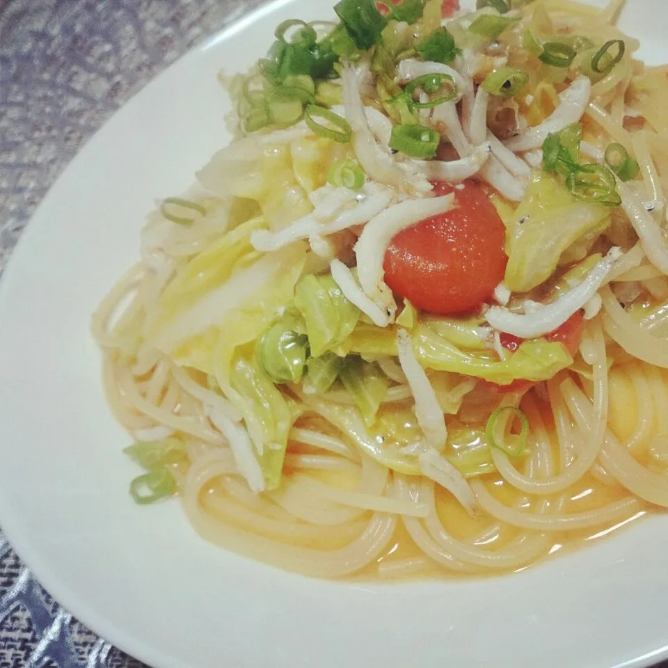 Snapdishの料理写真:春キャベツとしらす、プチトマトのパスタ。
乳化とゆで加減は成功したけど塩味薄すぎた。まだまだ勉強中。|♡naho♡さん