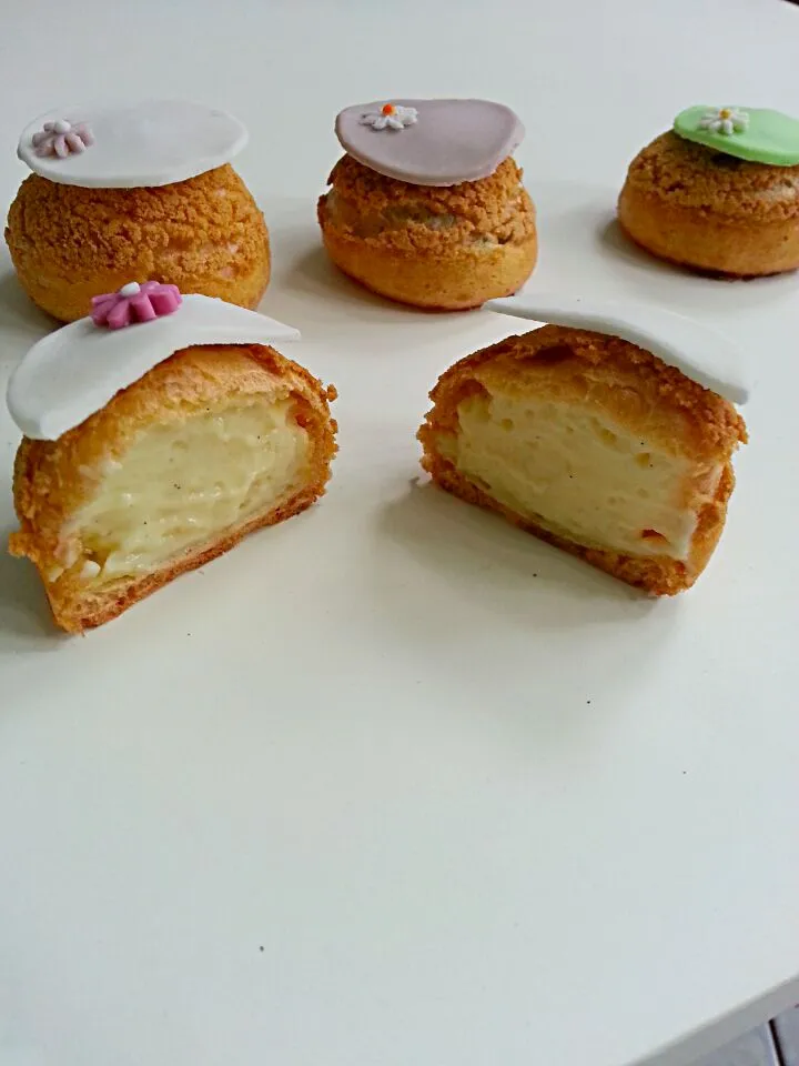 Snapdishの料理写真:cream puff with vanille pastry cream|cencen hoetomoさん