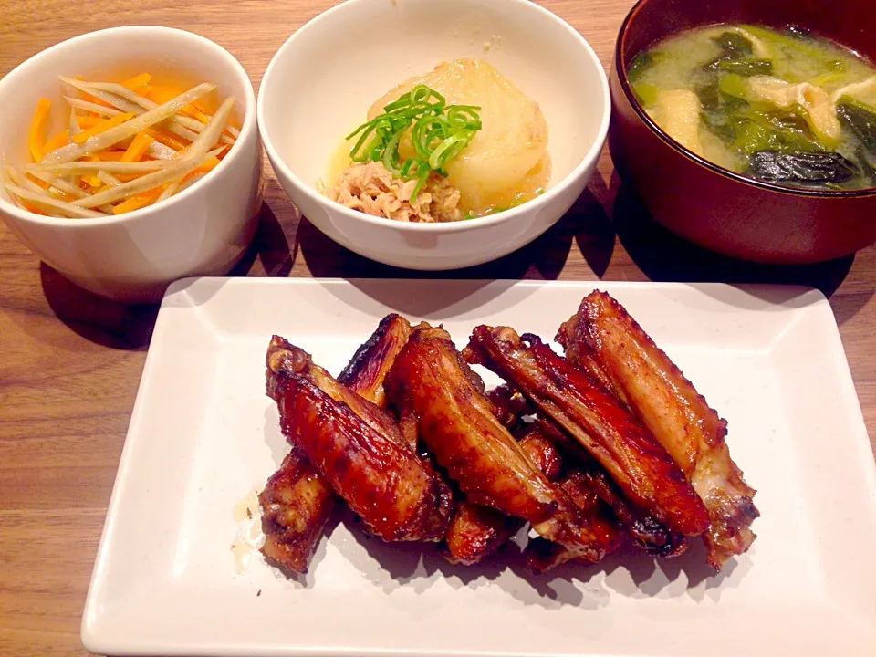 手羽中のスパイシー焼きと玉ねぎのふろふき風とごぼうと人参の香味和え|あやかさん