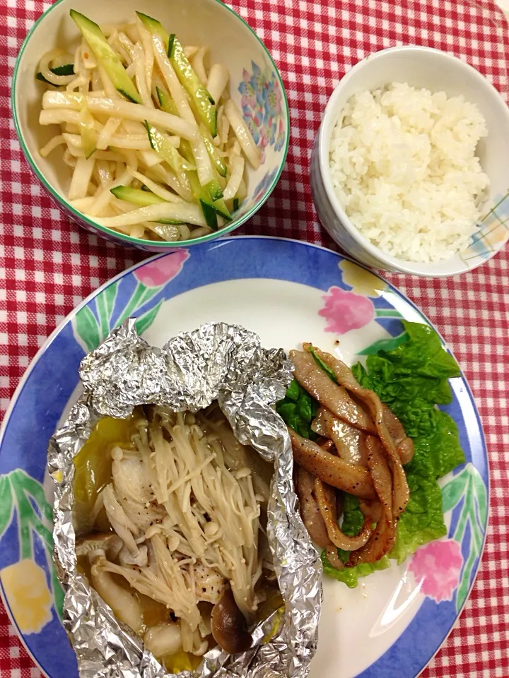 Snapdishの料理写真:鱈のホイル焼き  豚トロ塩ダレ焼き  大根ときゅうりの叙々苑サラダ|ひとみんさん