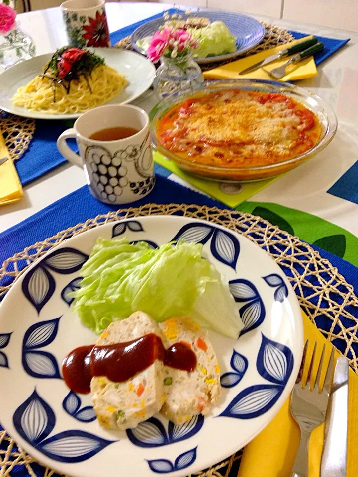 ミートローフ3日め(^^;;。遠くに富士山のようにそびえ立つのは明太子パスタ。そしてトマトナスの重ね焼き|あきさん