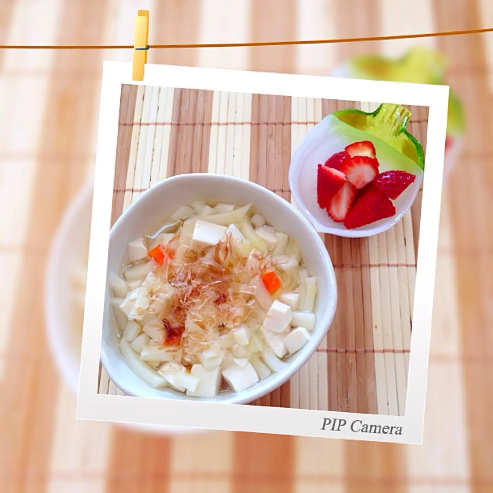 ≪離乳食≫ 豆腐とキャベツのうどん。いちご。|みかさん