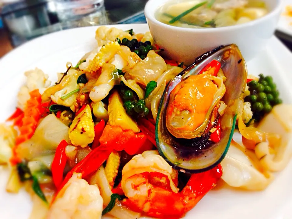 Stir-fried spicy seafood flat noodles with basil and peppercorn เส้นใหญ่ผัดขี้เมาทะเล|Yui Phiphitphakdiさん