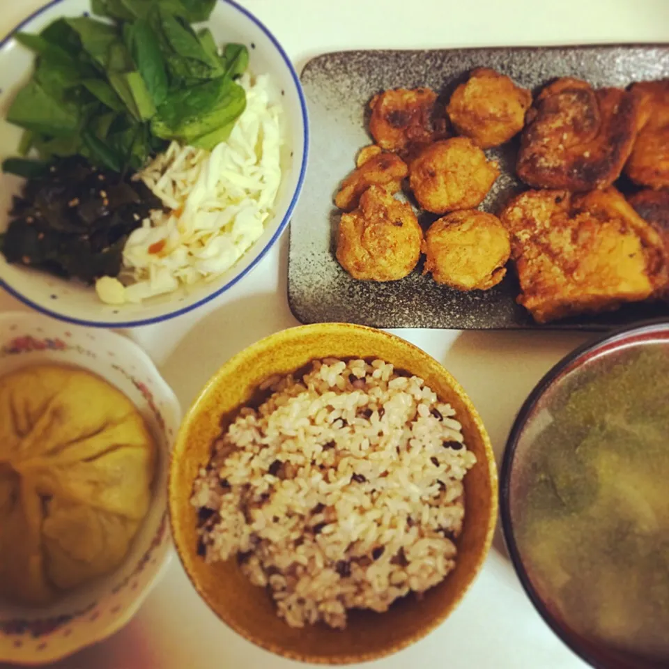 ビーガン菜食定食♥️凍り豆腐と大豆肉の唐揚げ、菜食肉まん、ごまわかめと小松菜とキャベツのサラダ、黒米、薄揚げとほうれん草とキャベツと椎茸のお味噌汁★ベジタリアン、ビーガン★|Vivian AnimalRightsさん