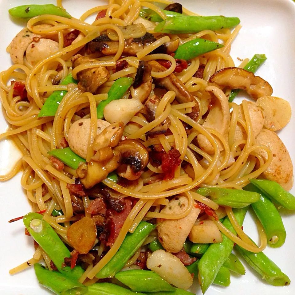 Pasta with portobello mushroom, scallops, sundries tomato, olives, chipolata sausage n  French beans|sgさん