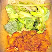 Prawn in chilli tomato and scallion sauce with raw broccoli and. cucumber and celery with boiled Brown Rice.|Dolly1900さん