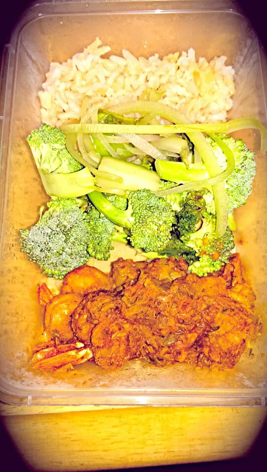 Prawn in chilli tomato and scallion sauce with raw broccoli and. cucumber and celery with boiled Brown Rice.|Dolly1900さん