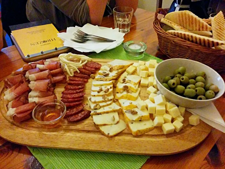 wine plate: cheese, chorizo, prosciutto di parma, grilled bread, olives...|LucieFoodさん