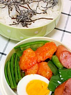 お弁当（塩昆布のせご飯、エビチリ、ウインナーとピーマンの炒め物、ゆで卵、絹さや）|すーさん