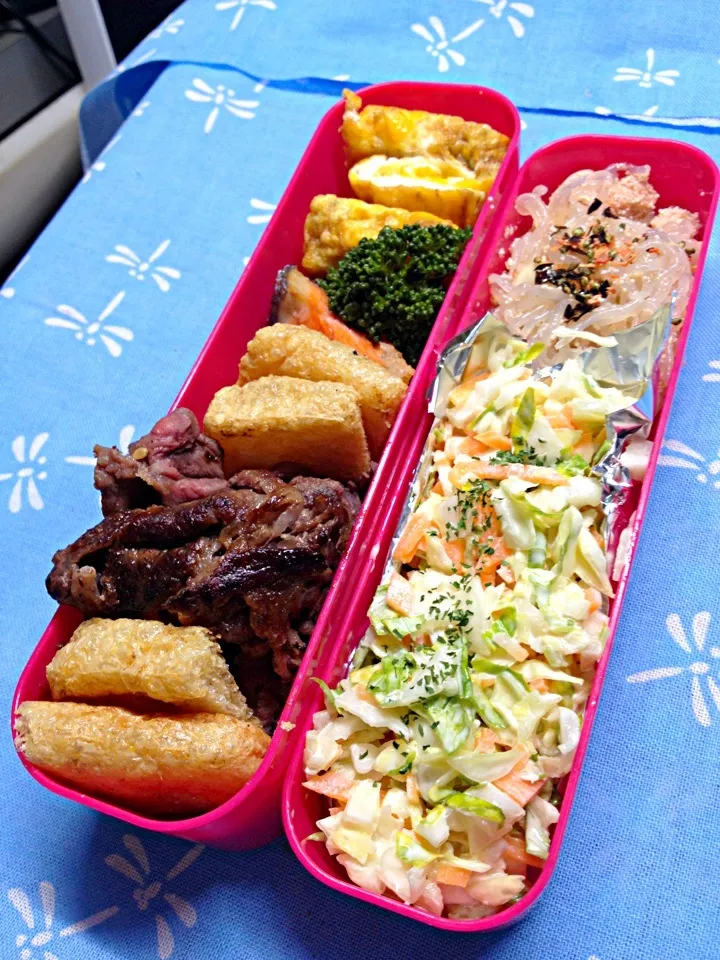 昼は、焼肉弁当。コールスローサラダを作りました。|ハルさん