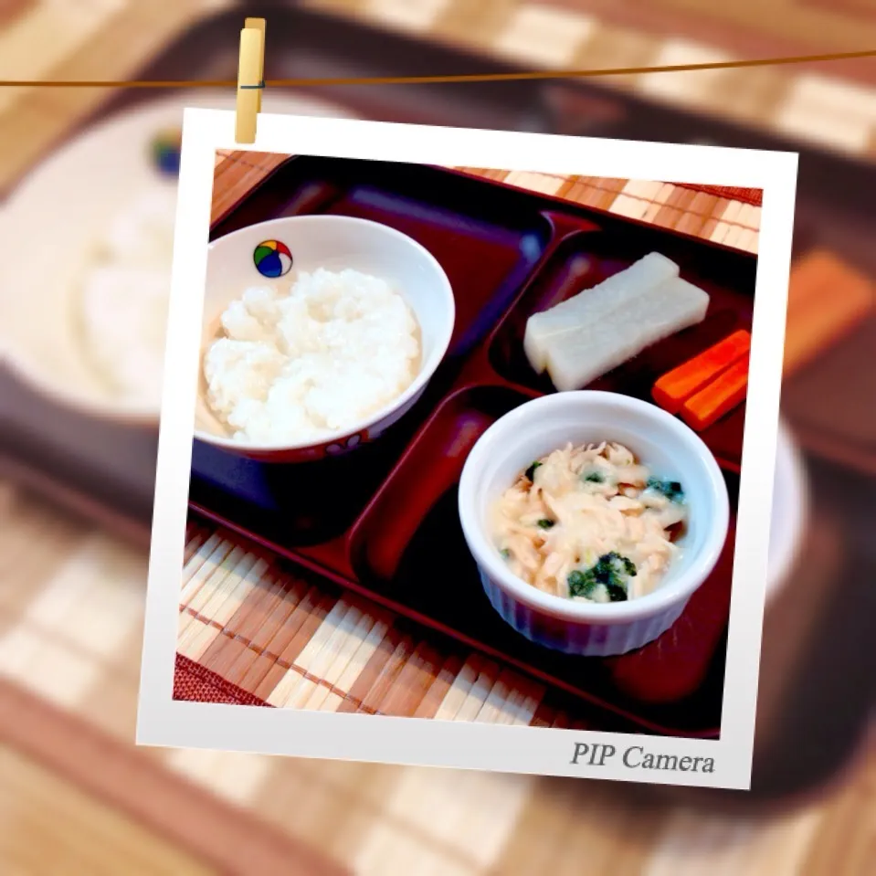 Snapdishの料理写真:≪離乳食≫ 3倍粥。チキンとほうれん草のクリームソース。大根の味噌汁煮。ニンジンスティック。|みかさん