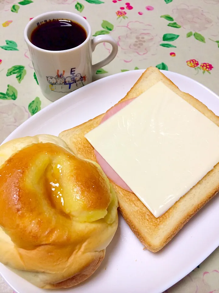 マキネッタで淹れたモカコーヒーと、ハムチーズトーストと、ホットケーキ味の菓子パン。|Takashi H.さん