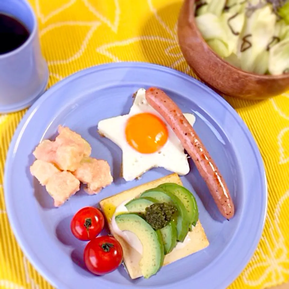 豆腐ステーキのアボバジルのせ、たらも、きゃべつサラダ|ponさん