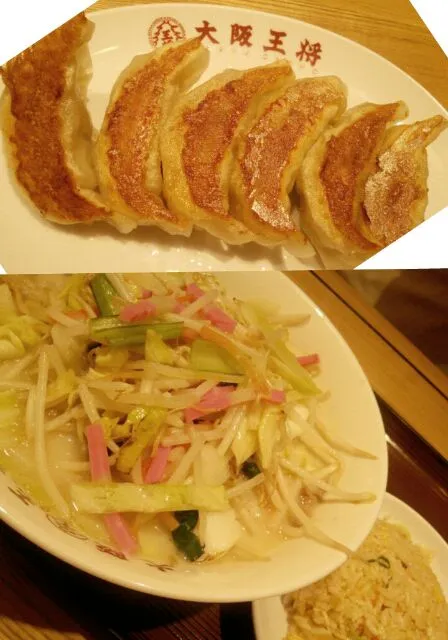 お昼御飯～🎵私は餃子  炒飯少し！
残りは友達食いしん坊さんが食べました(笑)|☆Yumi☆さん