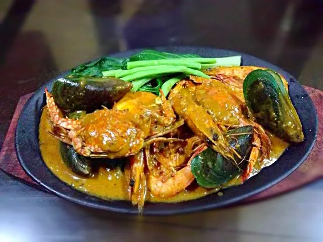 Philippine Cuisine: Sizzling Seafoods Kare-Kare  a Traditional Food From the Philippine putting a Little Twist of Ocean Taste. the Sauce is made From Peanut No |Dan Alfred Garcia Madriagaさん