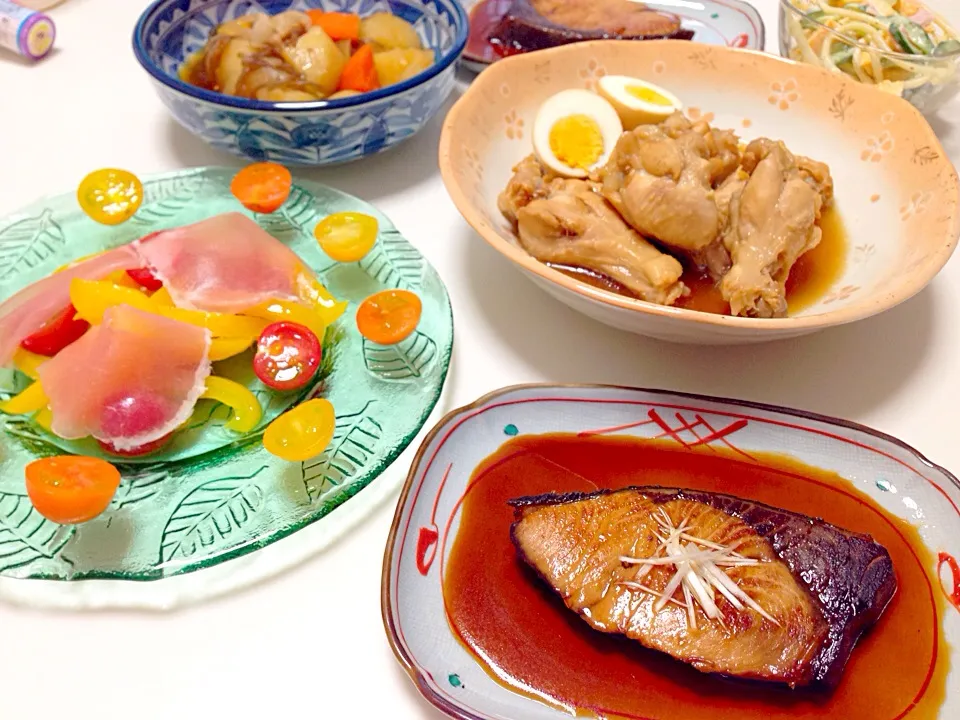 夜ご飯♡肉じゃが、ブリ照り、鳥のさっぱり煮、パプリカと生ハムのマリネ、スパサラ|e☆さん