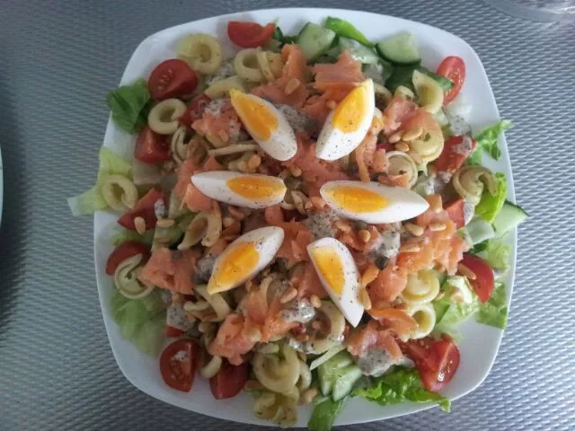 Salad with smoked salmon and a honey mustard dressing|Muurbloempjeさん